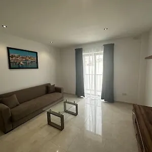Duplex Penthouse In Sleeps 6 Appartamento Gzira